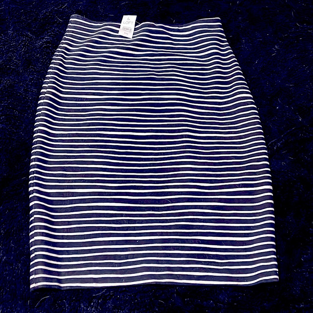 This is a Loft pencil skirt. It is elastic. Never been worn!! Sz. XXS